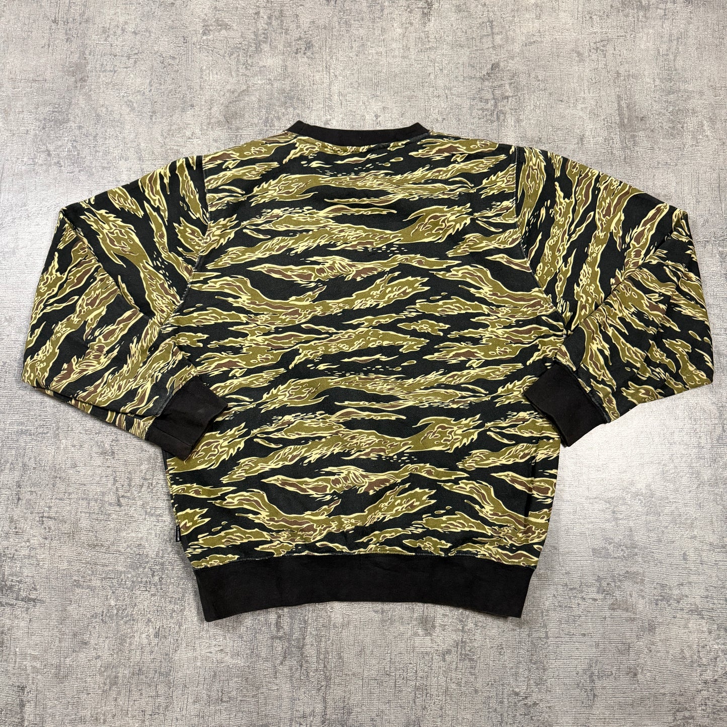 Undefeated Camo Graphic Sweater Size M Mens Green Black Streetwear Pullover -I29