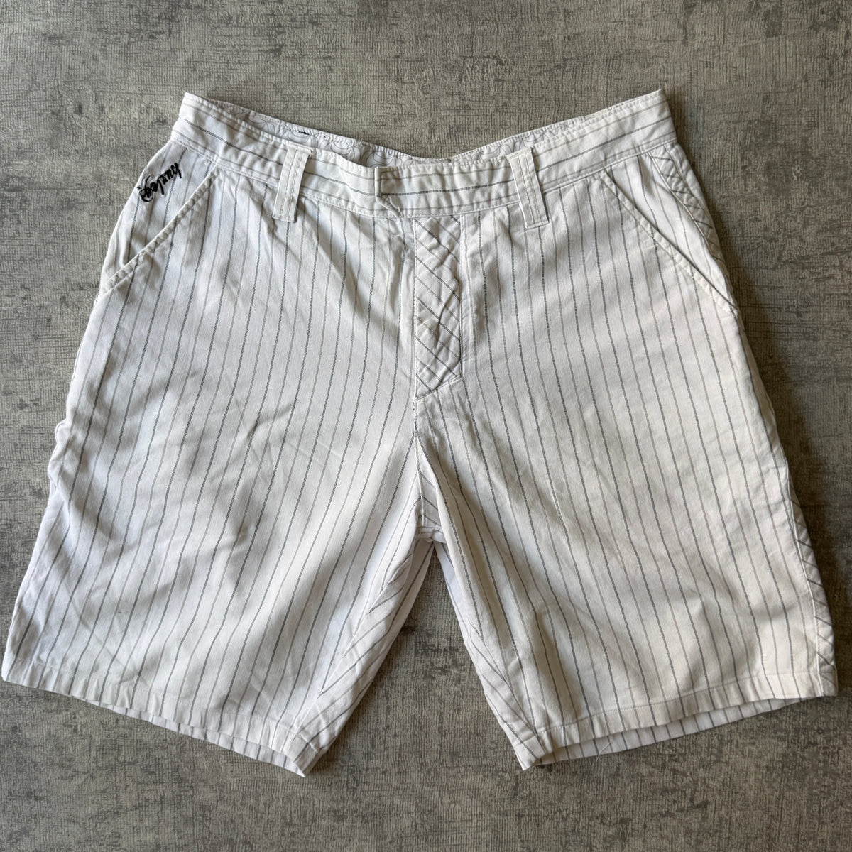 Hurley Y2K Baggy White/ Black Cargo Shorts Size 31 Pinstripe         -A47