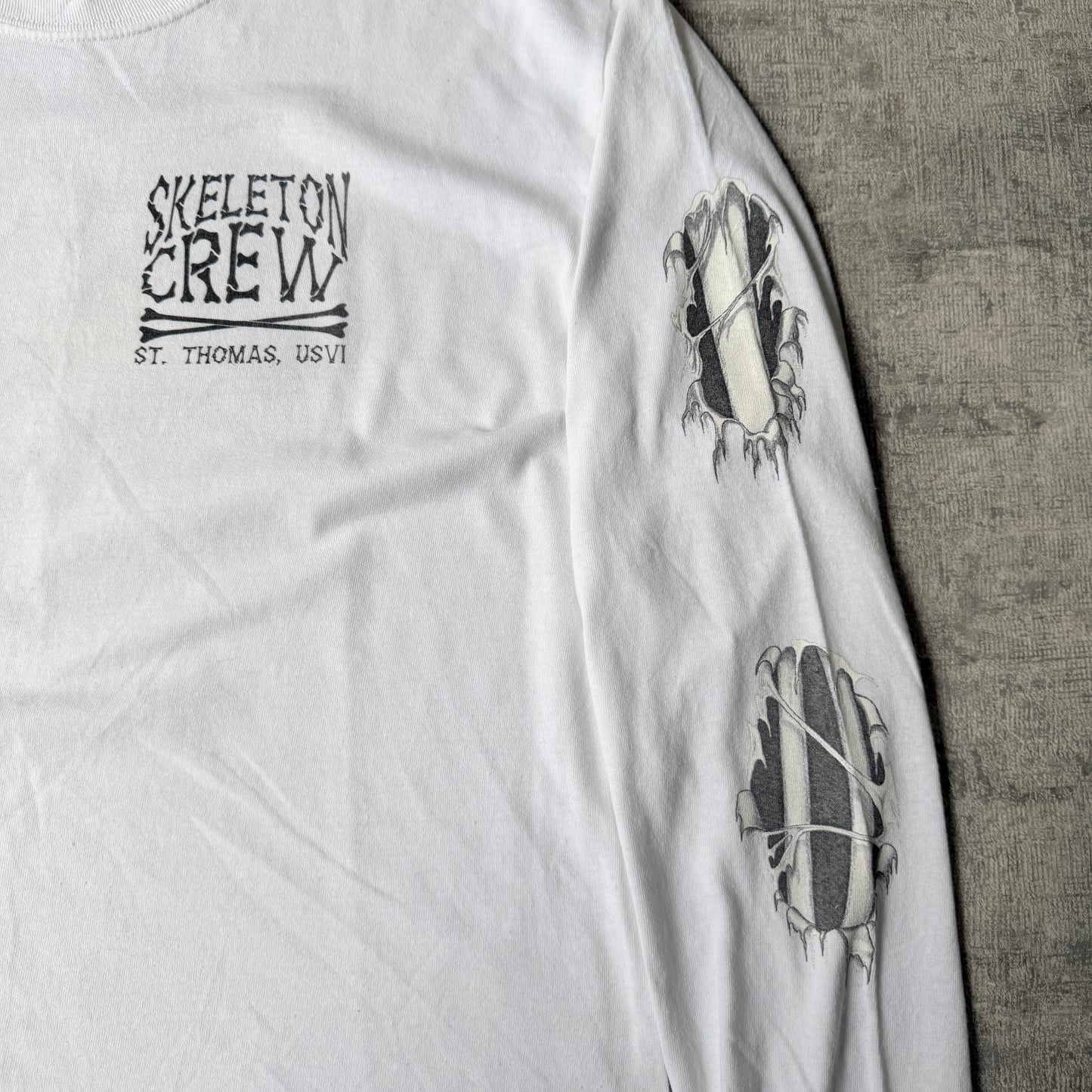 “Live Like A Captain, Party Like A Pirate” Vintage White Graphic Tee Size M Mens                      -E44