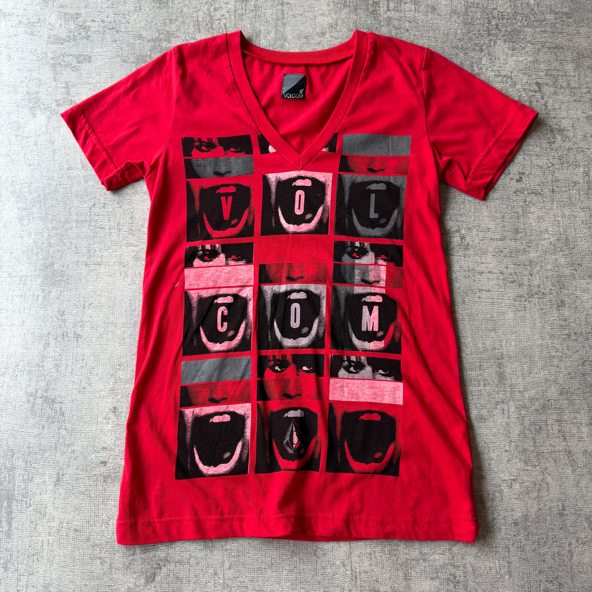 Volcom Y2K Womens Graphic Top Size S Womens Red V-Neck Tee           -B18