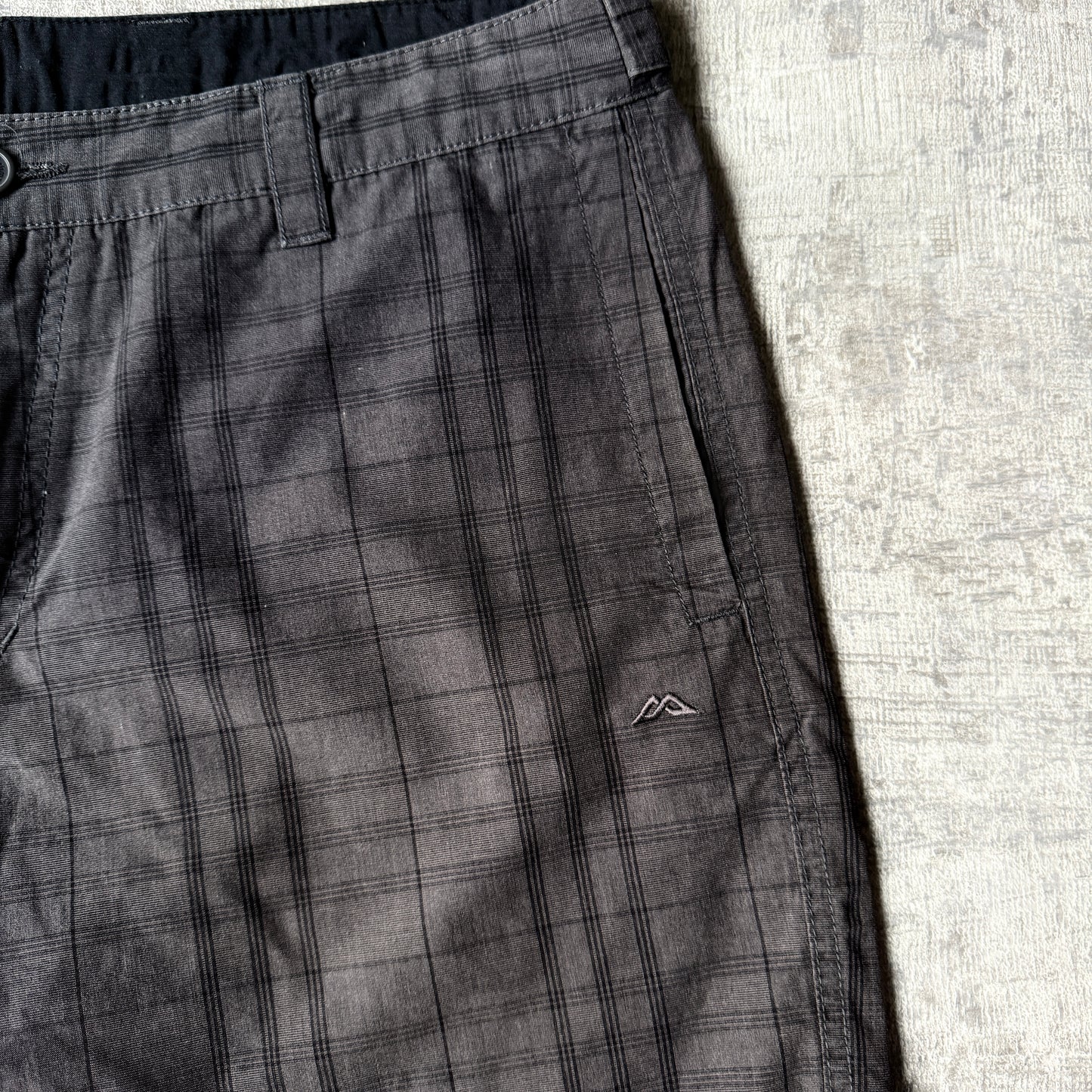 Kathmandu Black Plaid Baggy Cargo Shorts Size M Mens             -F3