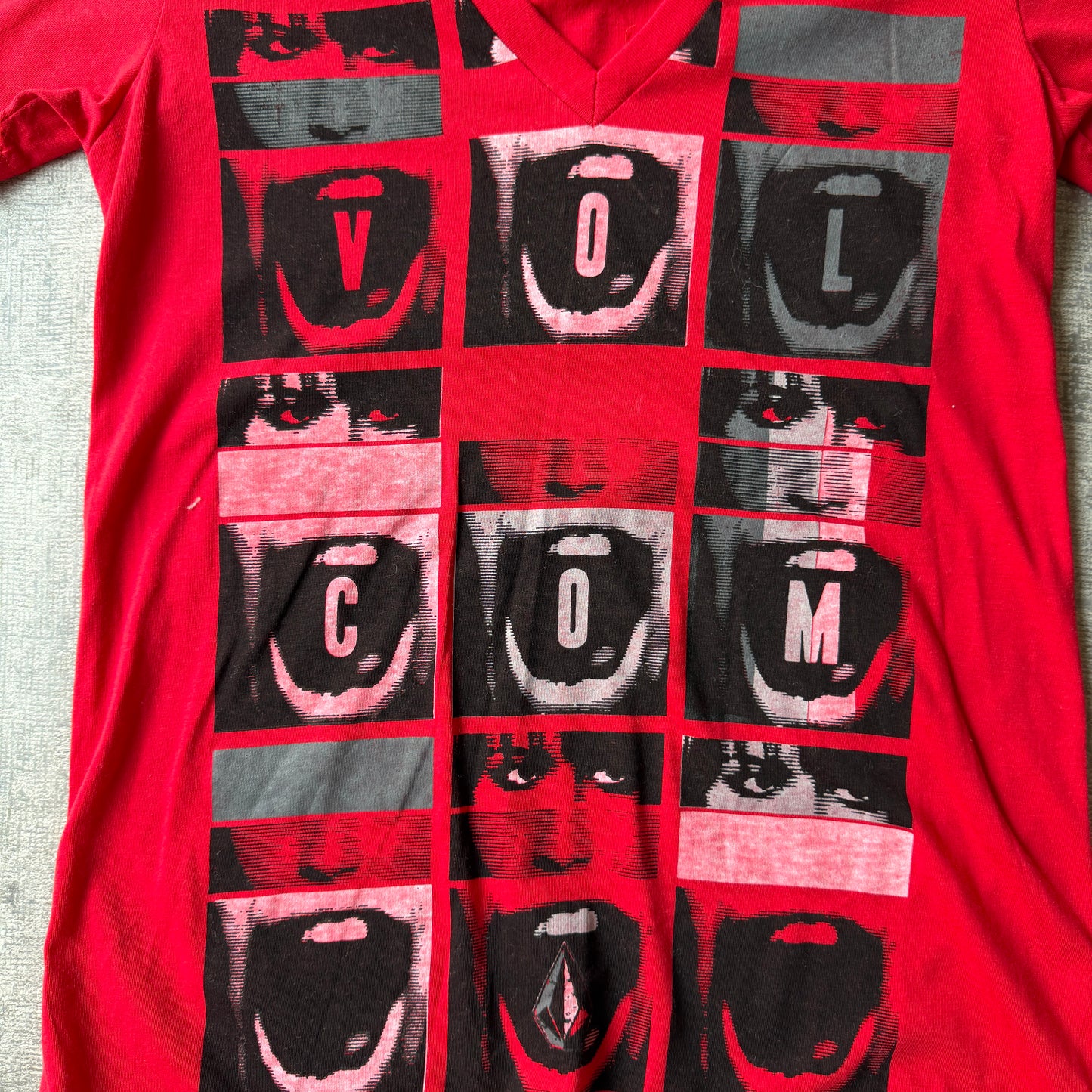 Volcom Y2K Womens Graphic Top Size S Womens Red V-Neck Tee           -B18