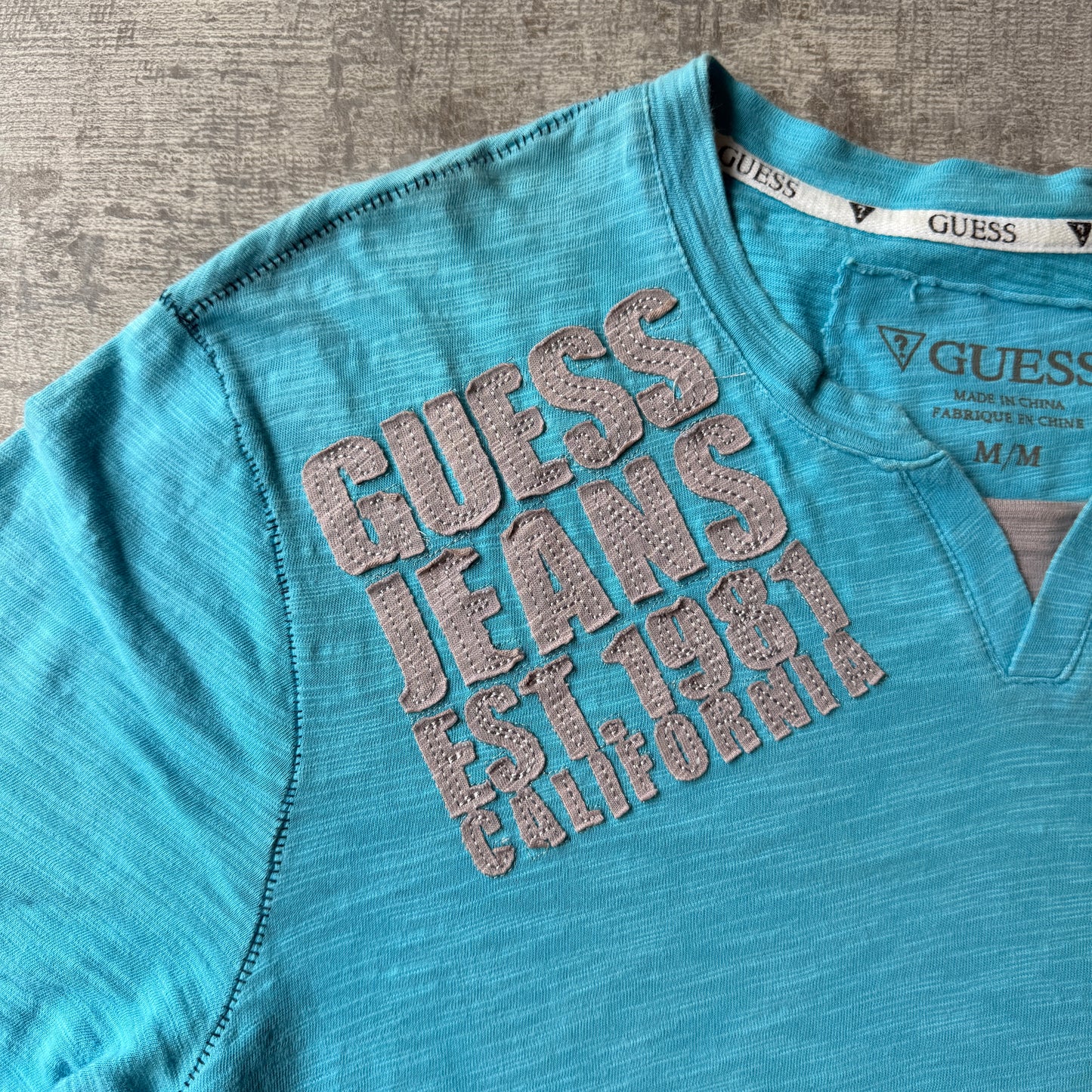 GUESS Y2K Graphic T-Shirt Blue Grey V-Neck Top Size M Mens        -B11