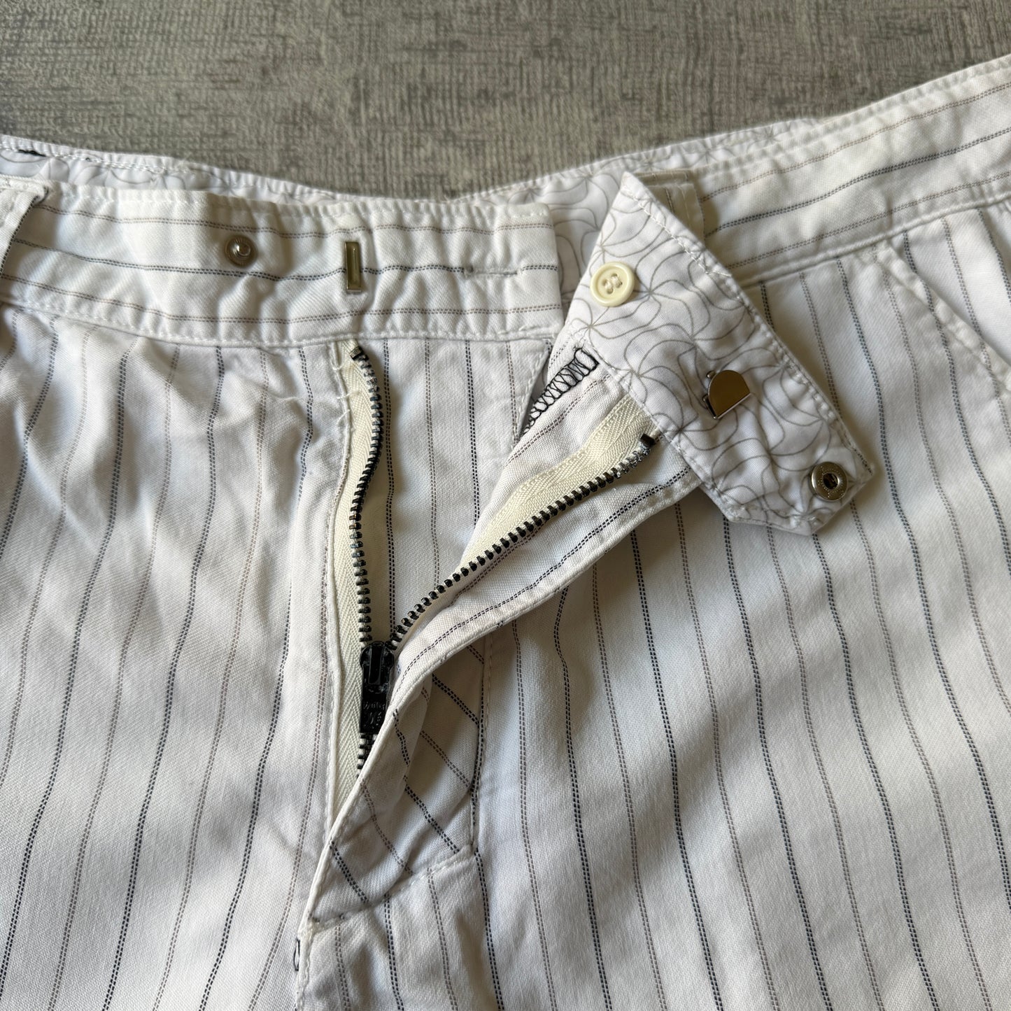 Hurley Y2K Baggy White/ Black Cargo Shorts Size 31 Pinstripe         -A47