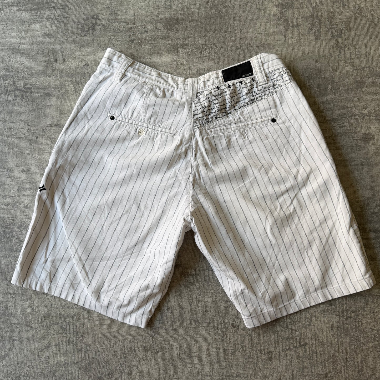 Hurley Y2K Baggy White/ Black Cargo Shorts Size 31 Pinstripe         -A47