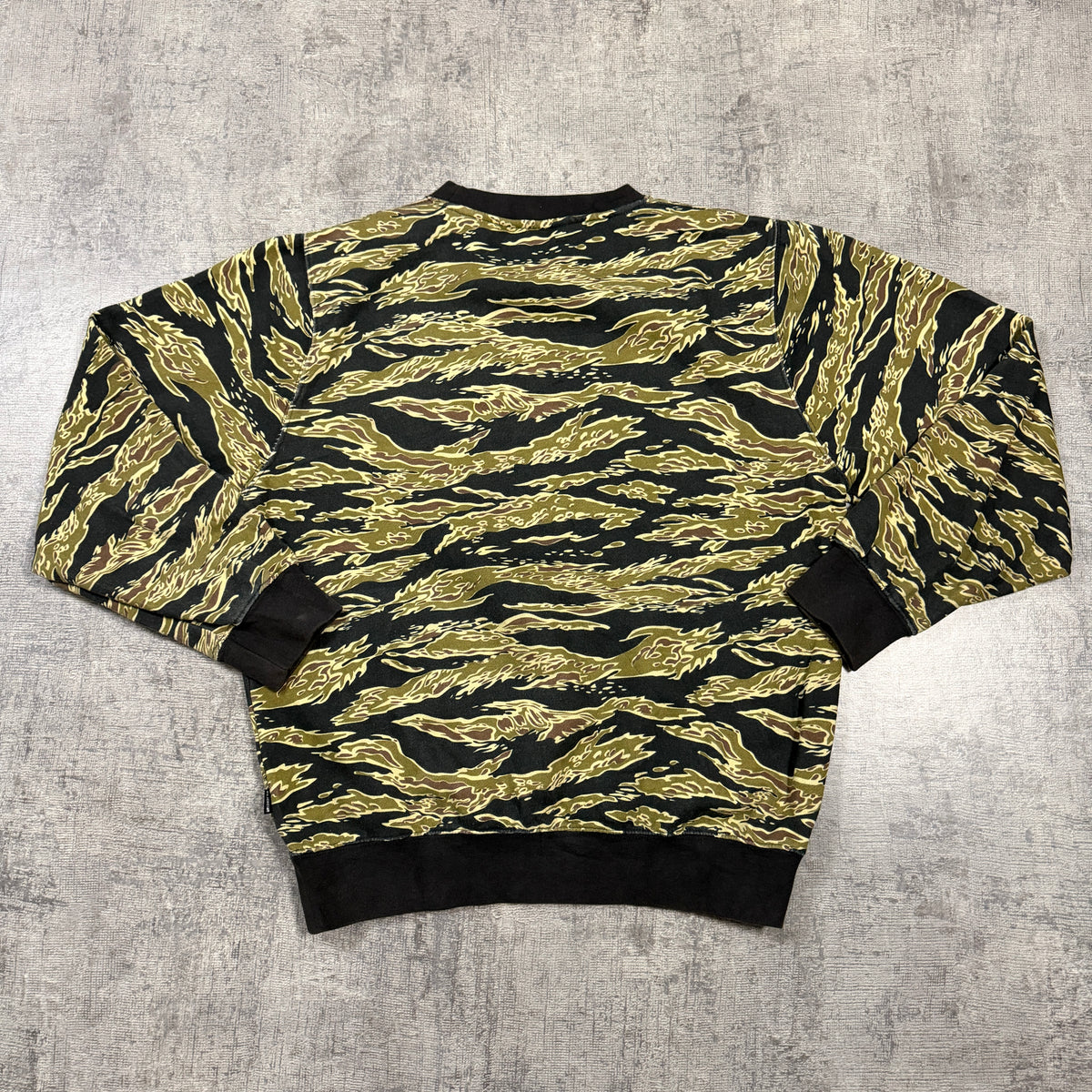 Undefeated Camo Graphic Sweater Size M Mens Green Black Streetwear Pullover    -I29