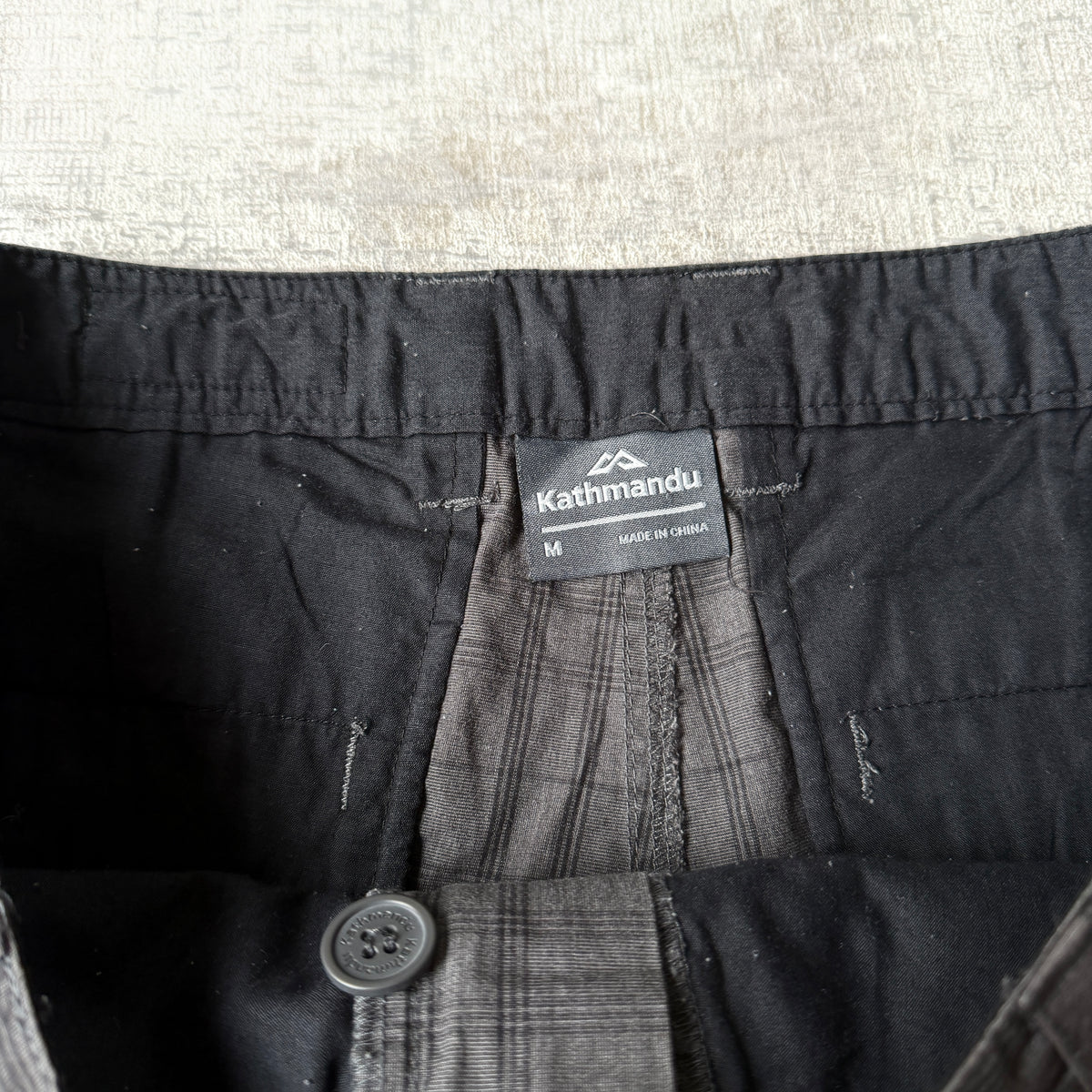 Kathmandu Black Plaid Baggy Cargo Shorts Size M Mens             -F3