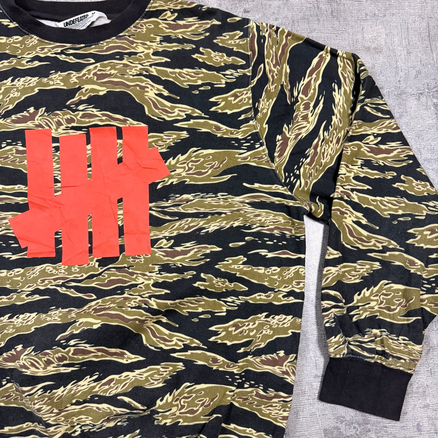 Undefeated Camo Graphic Sweater Size M Mens Green Black Streetwear Pullover    -I29