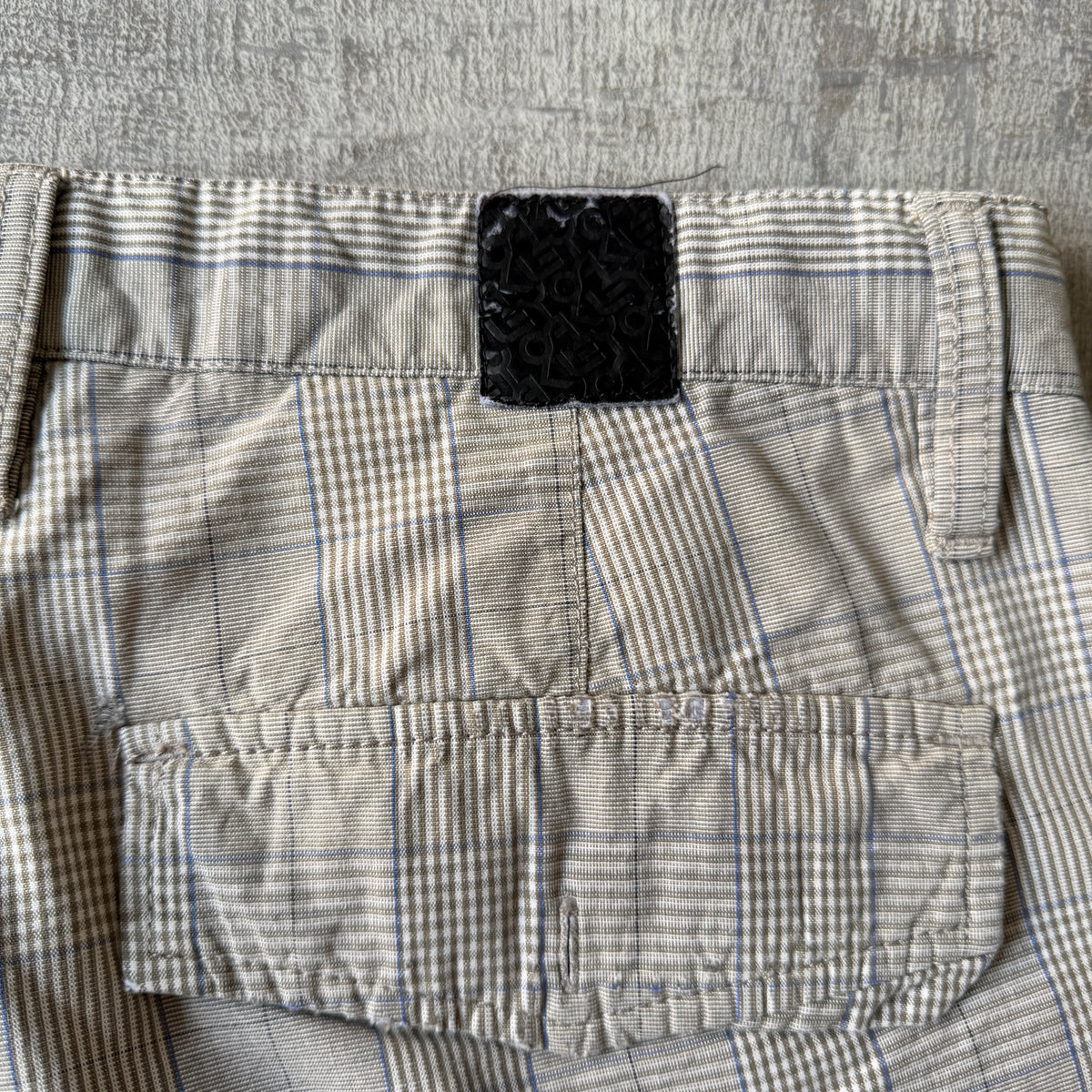Oakley Mens Grey Plaid Cargo Shorts Size 34W 32L             -A49