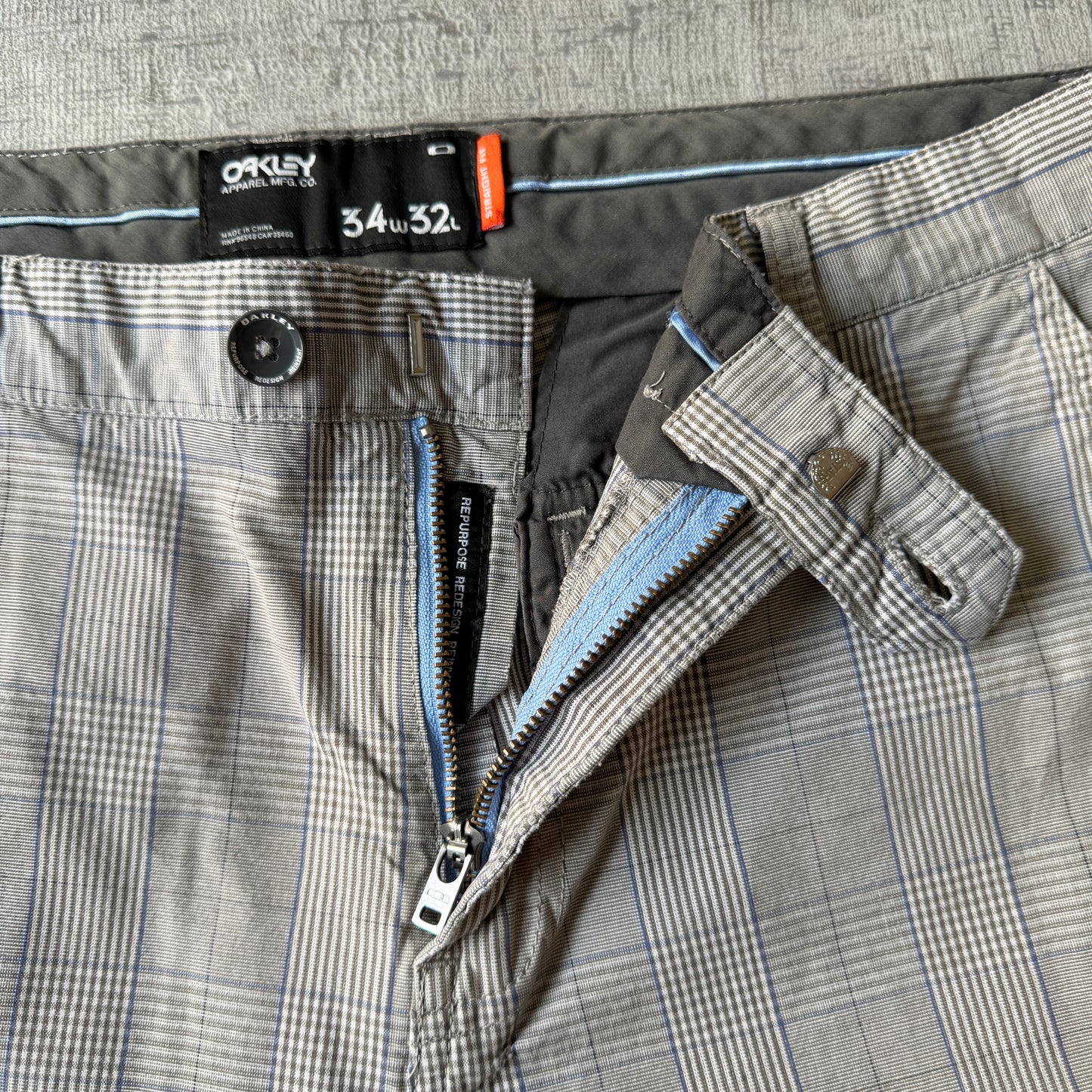 Oakley Mens Grey Plaid Cargo Shorts Size 34W 32L             -A49
