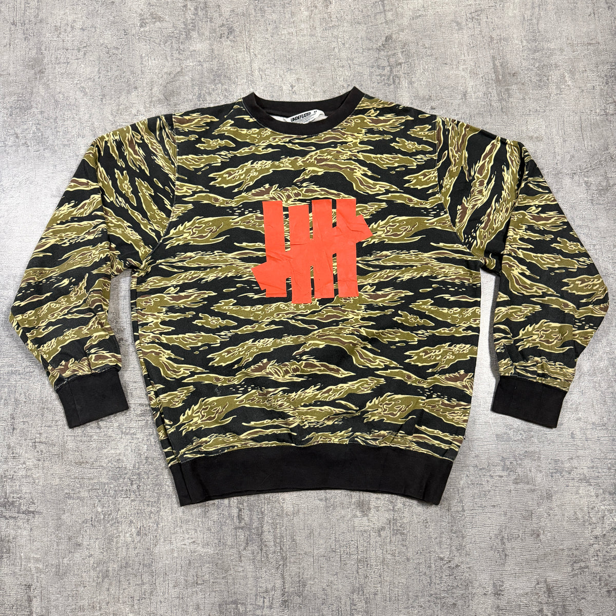 Undefeated Camo Graphic Sweater Size M Mens Green Black Streetwear Pullover    -I29