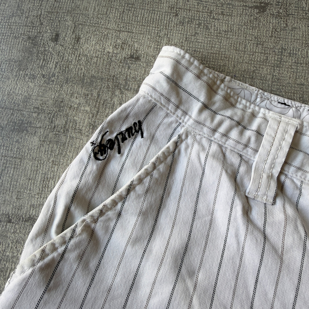 Hurley Y2K Baggy White/ Black Cargo Shorts Size 31 Pinstripe         -A47