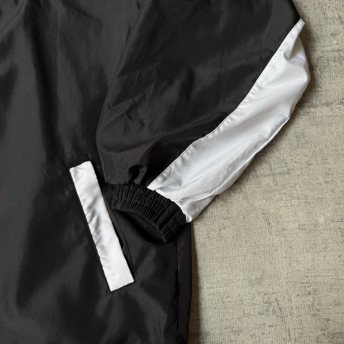 Vintage Looney Tunes Windbreaker Jacket Fits Like Size XL Mens Black "Wile E Coyote"          -A36