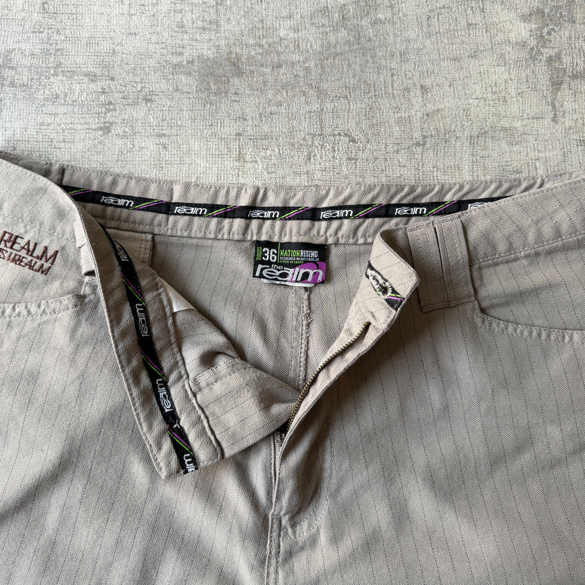 The Realm Y2K Baggy Cargo Shorts Size 36 Grey Pinstripe             -B40