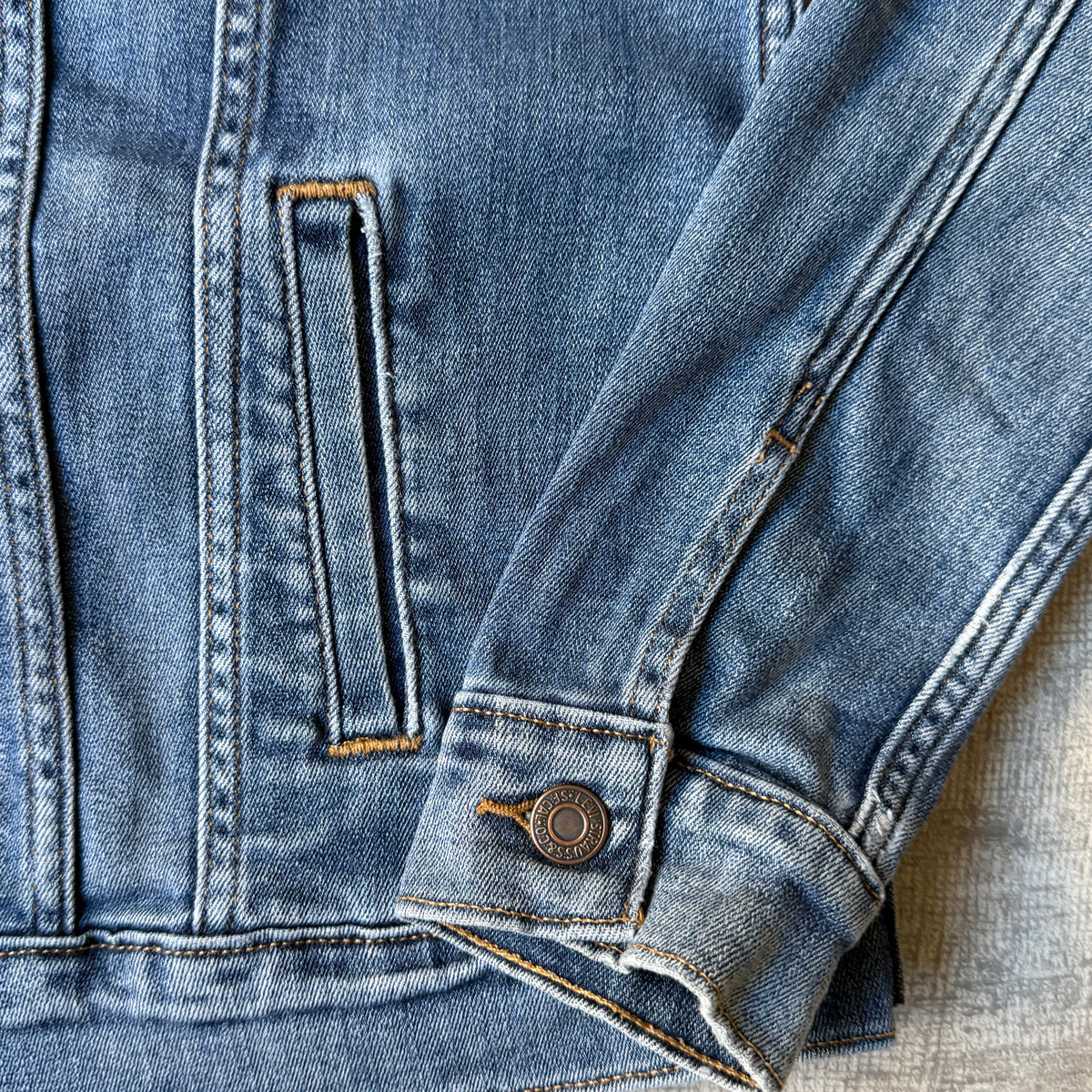 Levi's Denim Jacket Size L Womens Light Blue Denim Button Down                 -A43