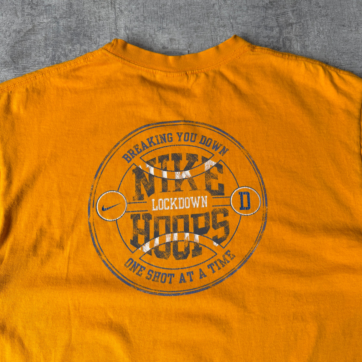 Nike Hoops Y2K Graphic Shirt Size M Mens Yellow Short Sleeve Basketball              -A18