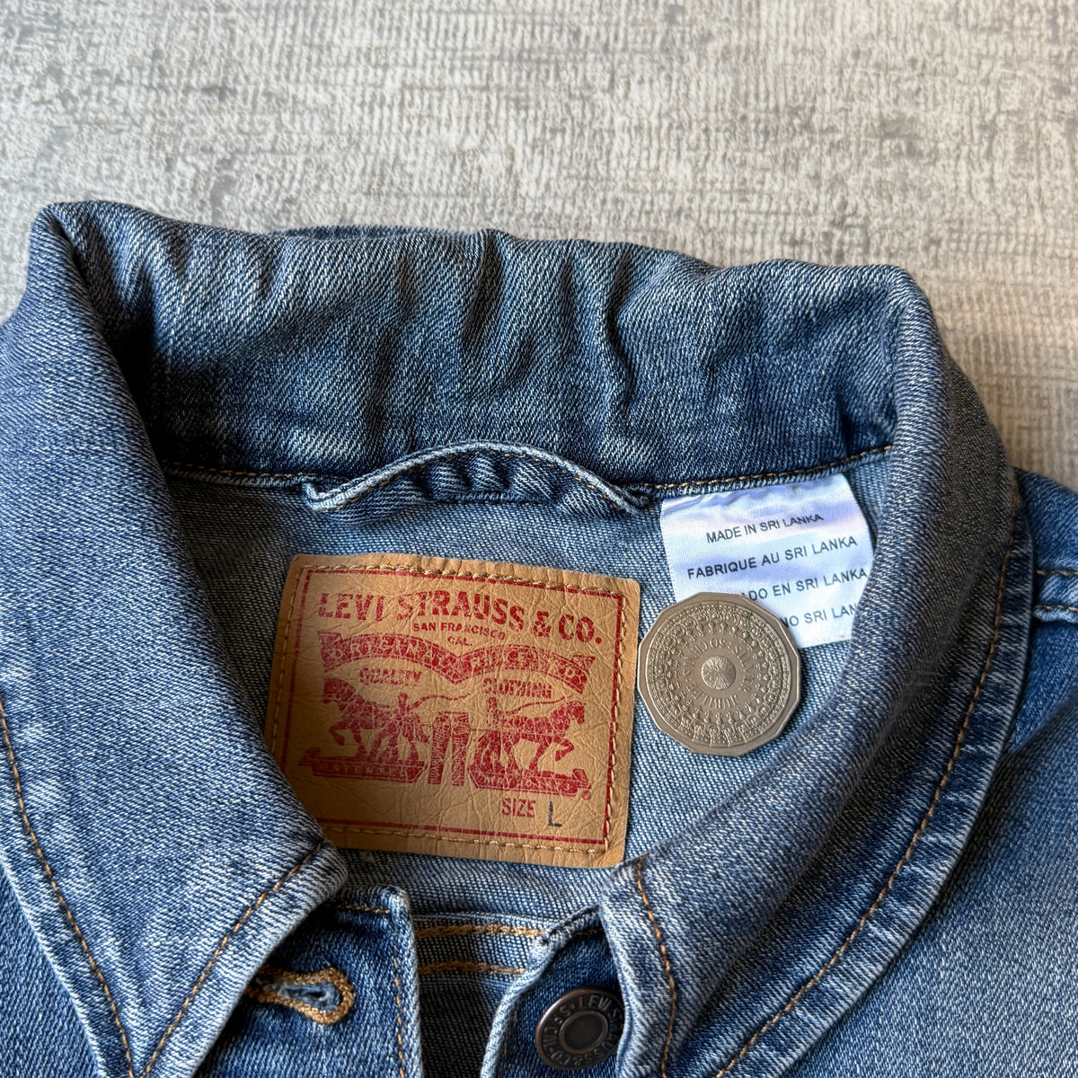 Levi's Denim Jacket Size L Womens Light Blue Denim Button Down                 -A43